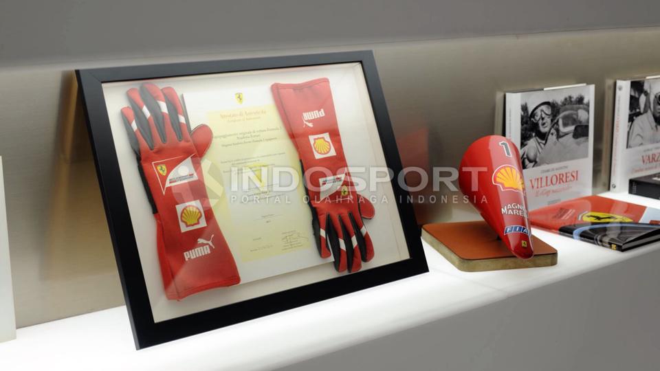 Gloves. Sarung tangan balap yang dibuat oleh Puma serta sertifikat otentisitas yang dikeluarkan oleh Ferrari.