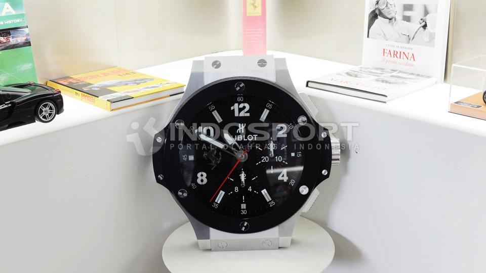 Hublot. Jam tangan Hublot ukuran besar yang menjadi partner Ferrari.