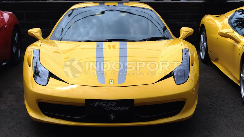 Ferrari 458 Spider. Di showroom Ferrari ini, pabrikan asal Italia tersebut juga menyuguhkan varian mobil berwarna kuning.