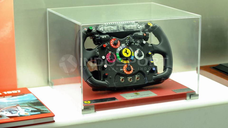 Steering Wheel. Inilah replika asli dari stir Ferrari 150 Italia yang dibuat hanya 250 buah.