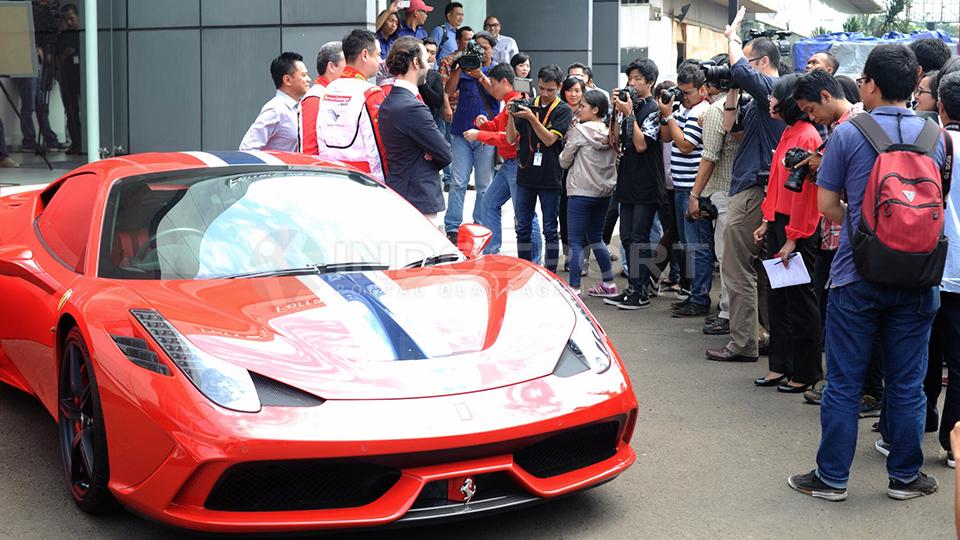 Ramai. Tim balap Ferrari Indonesia menarik perhatian banyak jurnalis otomotif.
