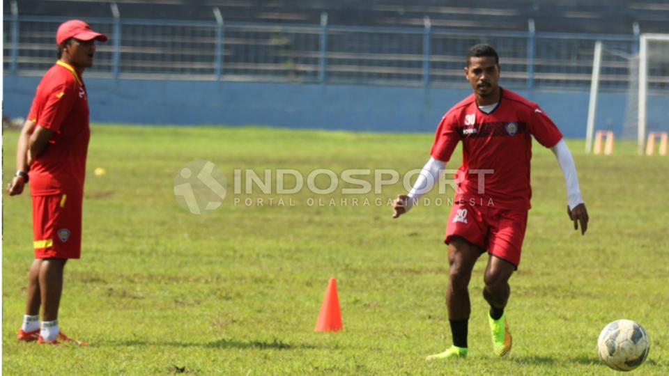 Pemain belakang Arema Cronus, Hasyim Kipuw saat mengikuti latihan. Copyright: Ardiansyah/INDOSPORT