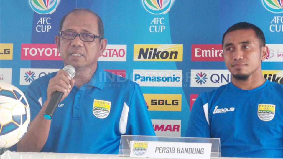 Pelatih Persib Bandung, Emral Abus (kiri) didampingi Firman Utina (kanan) saat jelang laga menghadapi Lao Toyota, Selasa (17/03/15). Copyright: Ginanjar/INDOSPORT