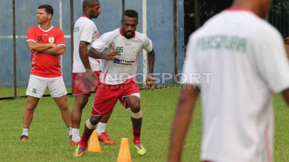 Kapten Boaz Solossa (tengah). Persipura berambisi memenangkan pertandingan dan menjadi juara grup E. Copyright: Herry Ibrahim/INDOSPORT