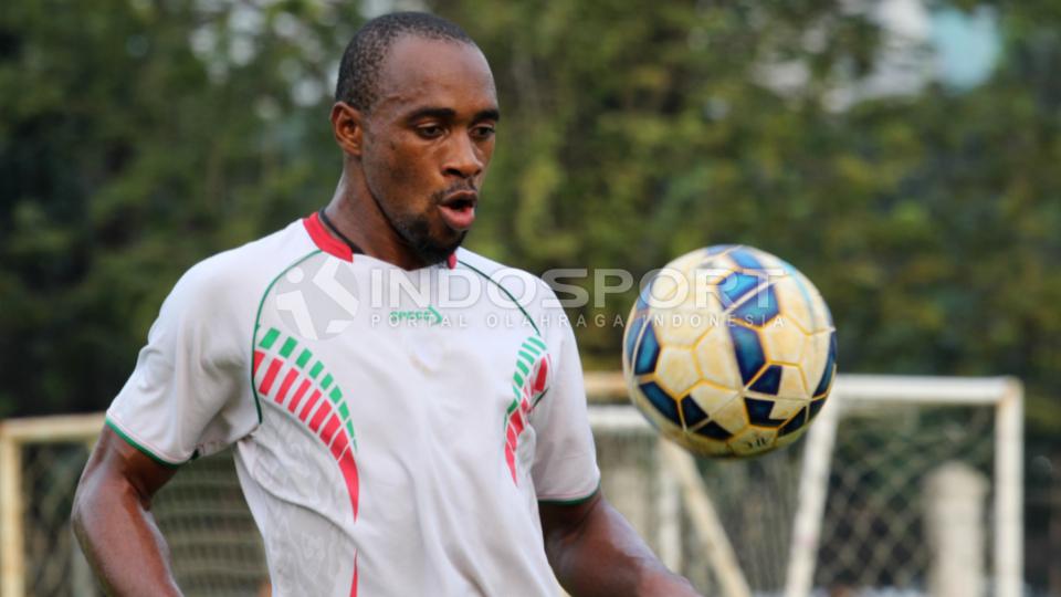 Penyerang Persipura Jayapura, Lancine Kone saat melakukan juggling bola. Copyright: Herry Ibrahim/INDOSPORT