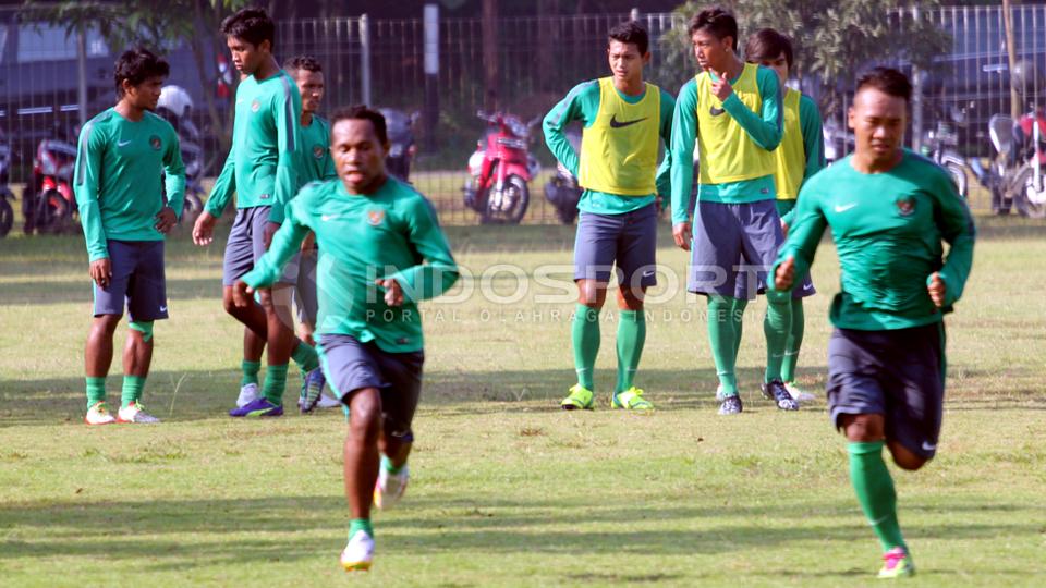 Yohanes Pahabol dan Wawan Pebrianto (depan) melakukan sprint saat latihan Timnas U-23 di Lapangan Sutasoma Halim, Sabtu (23/05/15). Copyright: Herry Ibrahim/INDOSPORT