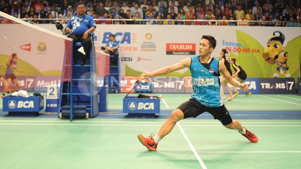 Jonatan Cristie mengalahkan Chou Tien Chen (Taipei) dalam lanjutan BCA Indonesia Open 2015 yang didukung oleh Bakti Olahraga Djarum Foundation. Rabu (03/06/2015).