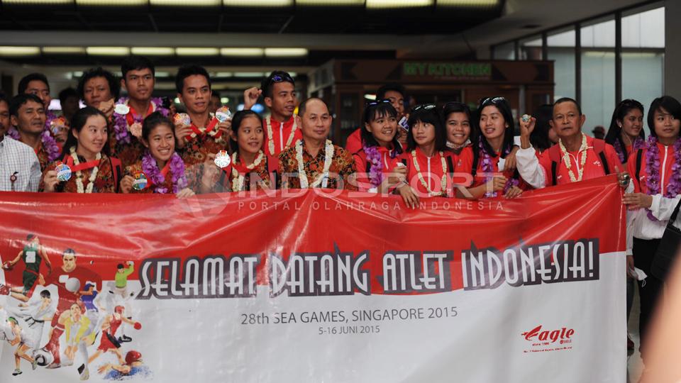 Tim dari KONI menyambut sebagian pemain timnas Indonesia U-23 di bandara Soekarno-Hatta, Tangerang, Banten. Selasa (16/06/15).