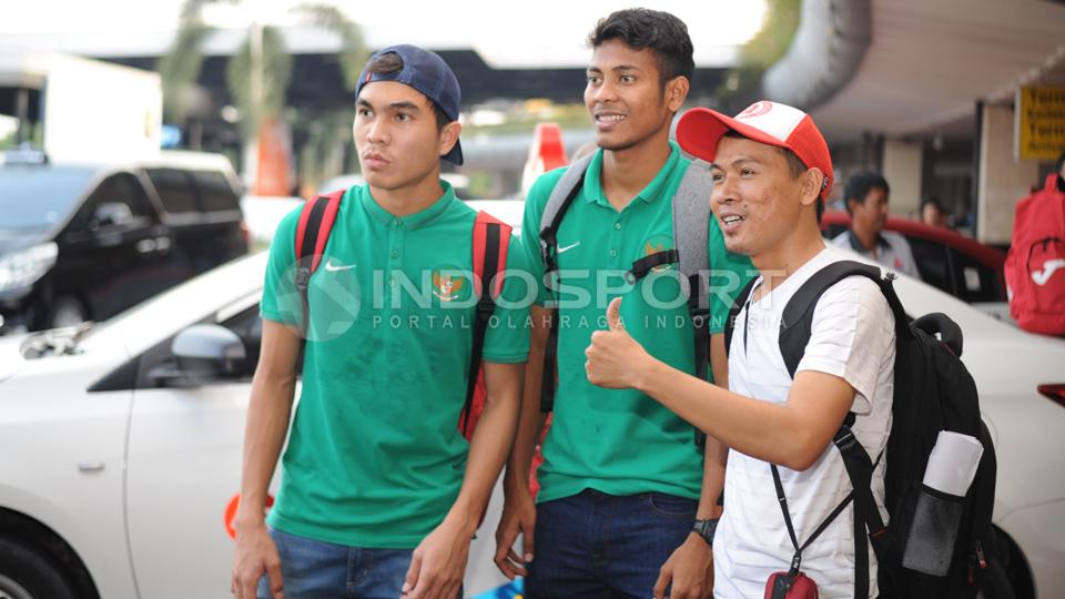 Paolo Sitanggang meskipun tampak lelah masih tetap meladeni permintaan berfoto dengan penggemarnya saat tiba di bandara Soekarno-Hatta, Tangerang, Banten, Selasa (16/06/15).