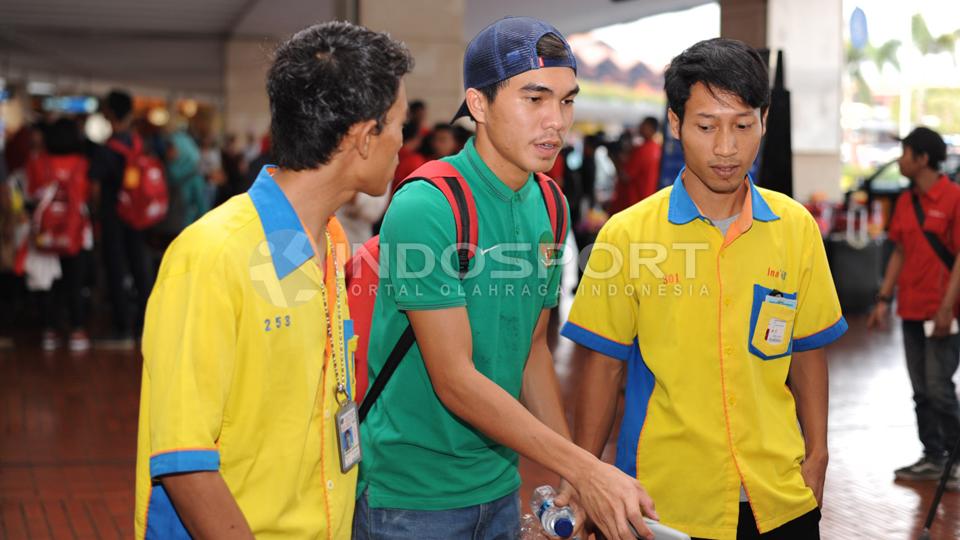 Paolo Sitanggang dibantu oleh terlihat lelah saat tiba di bandara Soekarno-Hatta, Tangerang, Banten. Selasa (16/06/15).