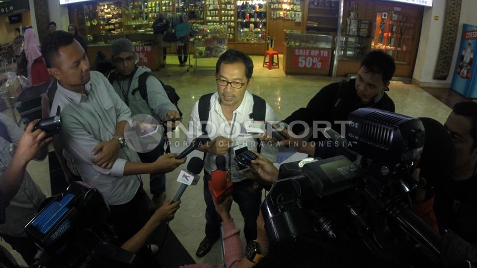 Pelatih Aji Santoso meladeni pertanyaan wartawan saat tiba di bandara Soekarno-Hatta, Tangerang, Banten, Selasa (16/06/15).