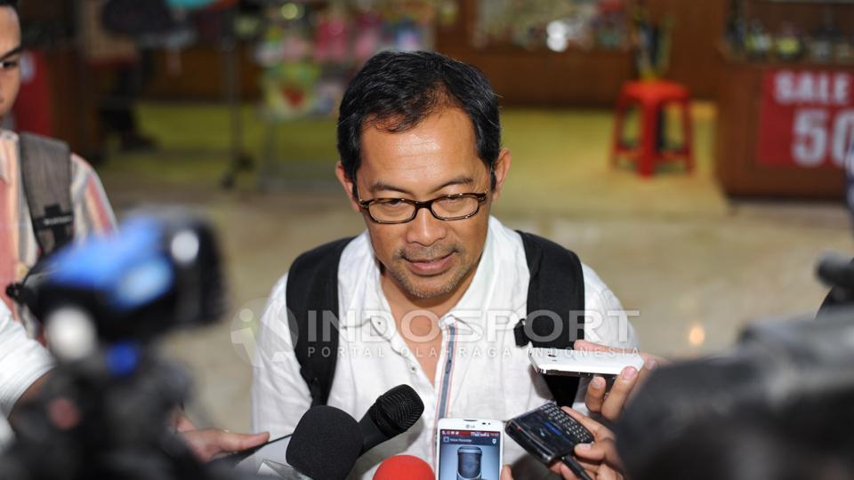Pelatih Aji Santoso meladeni pertanyaan wartawan saat tiba di bandara Soekarno-Hatta, Tangerang, Banten, Selasa (16/06/15).