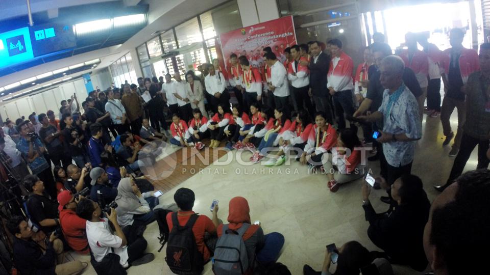 Suasana Presscon dan penyambutkan kontingen fulutangkis yang dipadati oleh awak Media dan pengunjung di Bandara Soekarno-Hatta, Tangerang Banten. Rabu (17/06/2015).