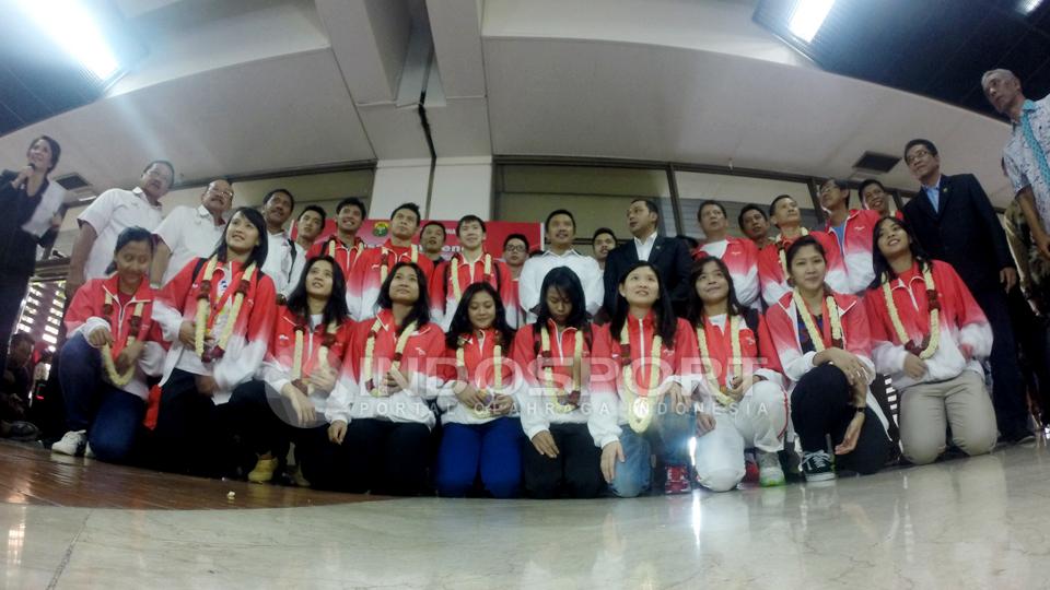 Imam Nahrawi bersama seluruh kontingen fulutangkis Indonesia yang berlaga di SEA Games 2015 di Bandar Soekarno-Hatta, Tangerang Banten. Rabu (17/06/2015).