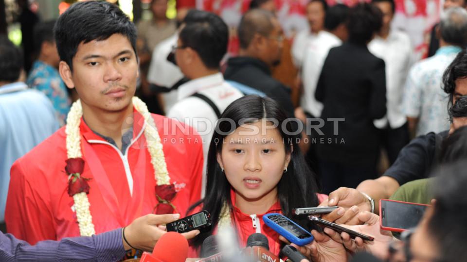 Pasangan ganda campuran Debby-Praveen melakukan tanya jawab bersama para wartawan.