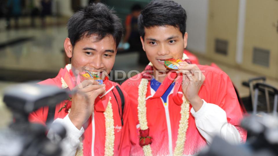 Pasangan ganda putra Angga-Ricky memperlihatkan medali kebanggan dari SEA GAMES Singapura.
