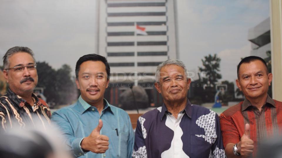 Menpora%2C%20Imam%20Nahrawi%20%28kedua%20dari%20kiri%29%20dan%20Anggota%20Tim%20Transisi.