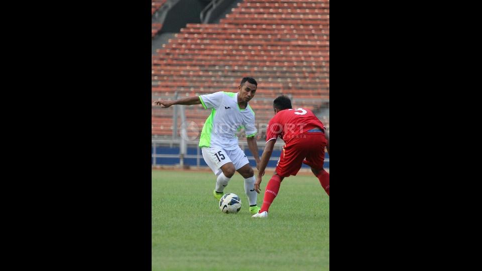 Pemain Persib Bandung, Firman Utina (kiri), salah satu pemain yang masih aktif yang akan berlaga dalam pertandingan nanti.