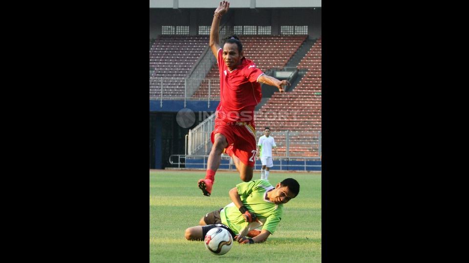 Rochi Putiray terbang menghindari hadangan kiper saat berlatih bersama Starball di GBK.