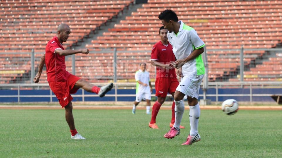 Leo Saputra (kiri) melakukan shooting dihadang Maman Abdurahman.