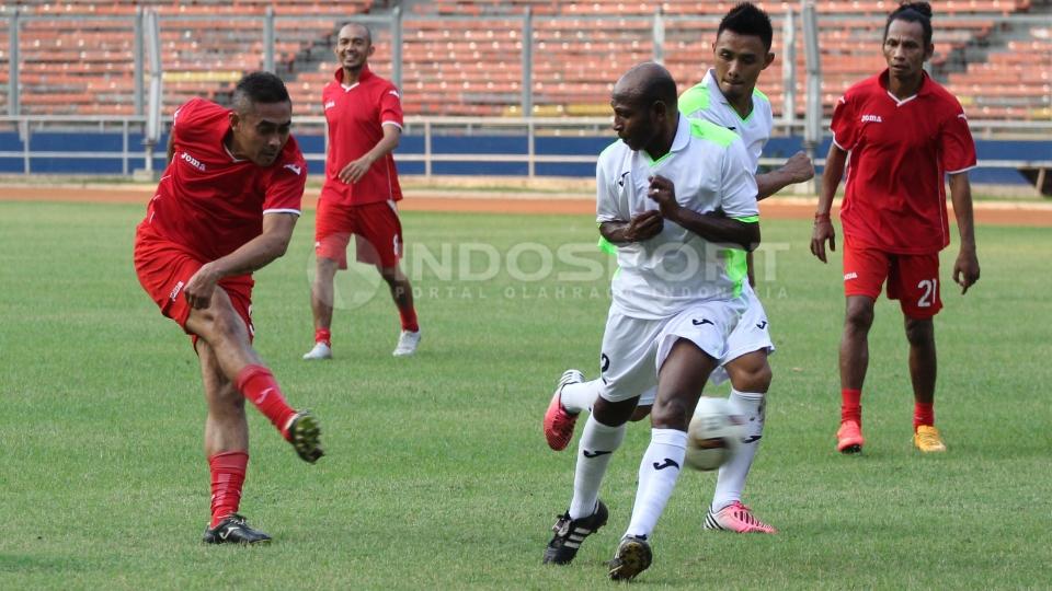 Indriyanto Nugroho (kiri) melakukan tendangan dihadang oleh Alexander Pulalo. Indriyanto didaulat menjadi pelatih saat pertandingan nanti.