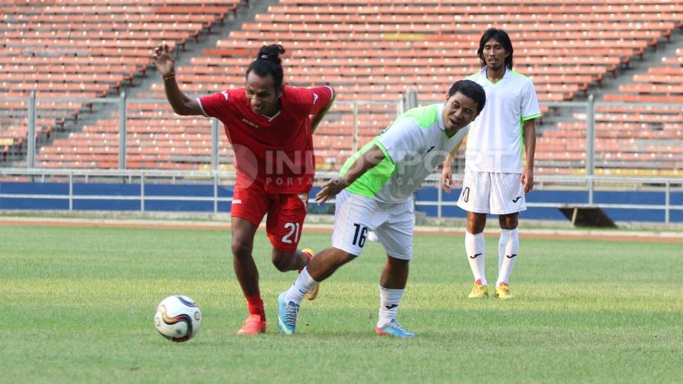 Rochi Putiray (kiri) melewati hadangan Francis Wewengkang disaksikan Budi Sudarsono.