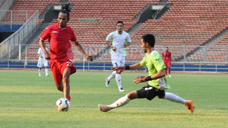 Aksi%20Rochi%20Putiray%20saat%20melewati%20kiper.