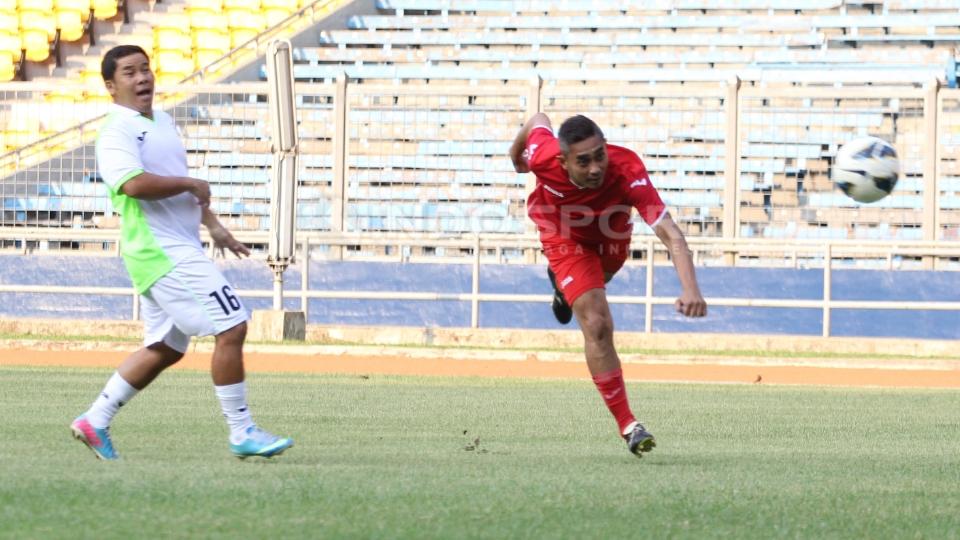 Indriyanto Nugroho (kanan) saat mencetak lewat sundulan kepala.