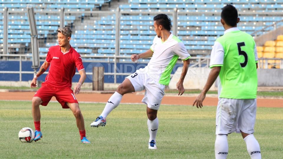 Syamsir Alam (kiri) diganggu pergerakannya oleh pemain Persija Jakarta, Gunawan Dwi Cahyo.