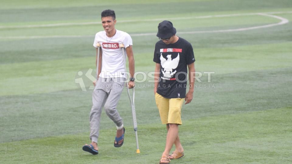 Alfin%20Tuasalamony%20harus%20berjalan%20dengan%20tongkat