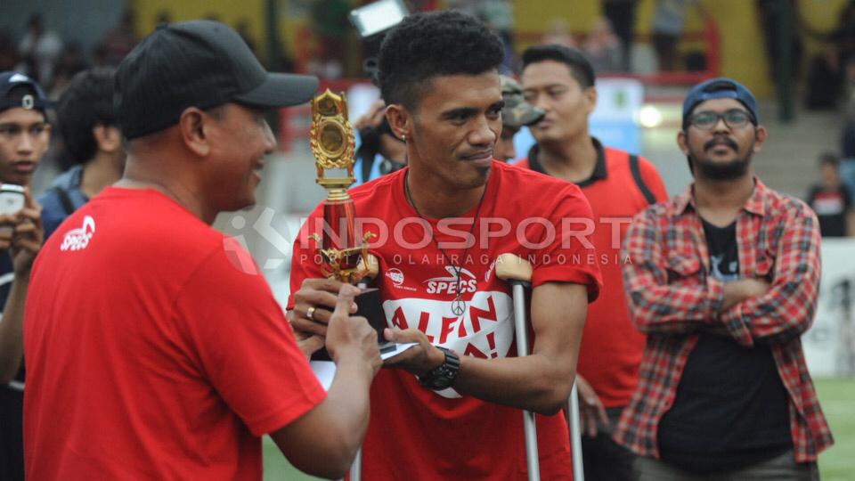 Rahmad Darmawan memberikan piala untuk Alfin Tuasalamony. Copyright: Ratno Prasetyo/INDOSPORT