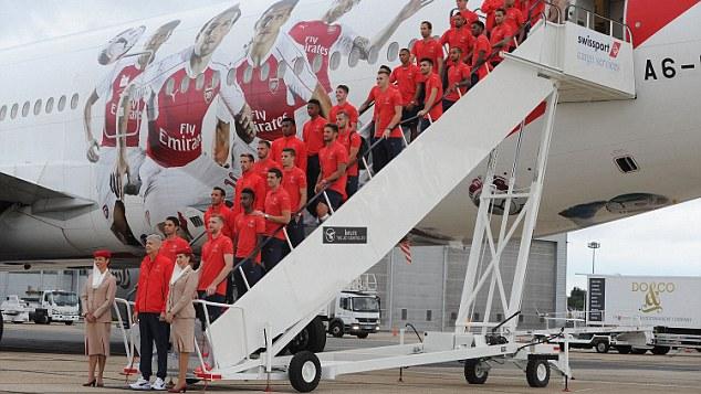 Arsene Wenger dan para pemain Arsenal berpose setelah sampai di Singapura Copyright: DAILYMAIL