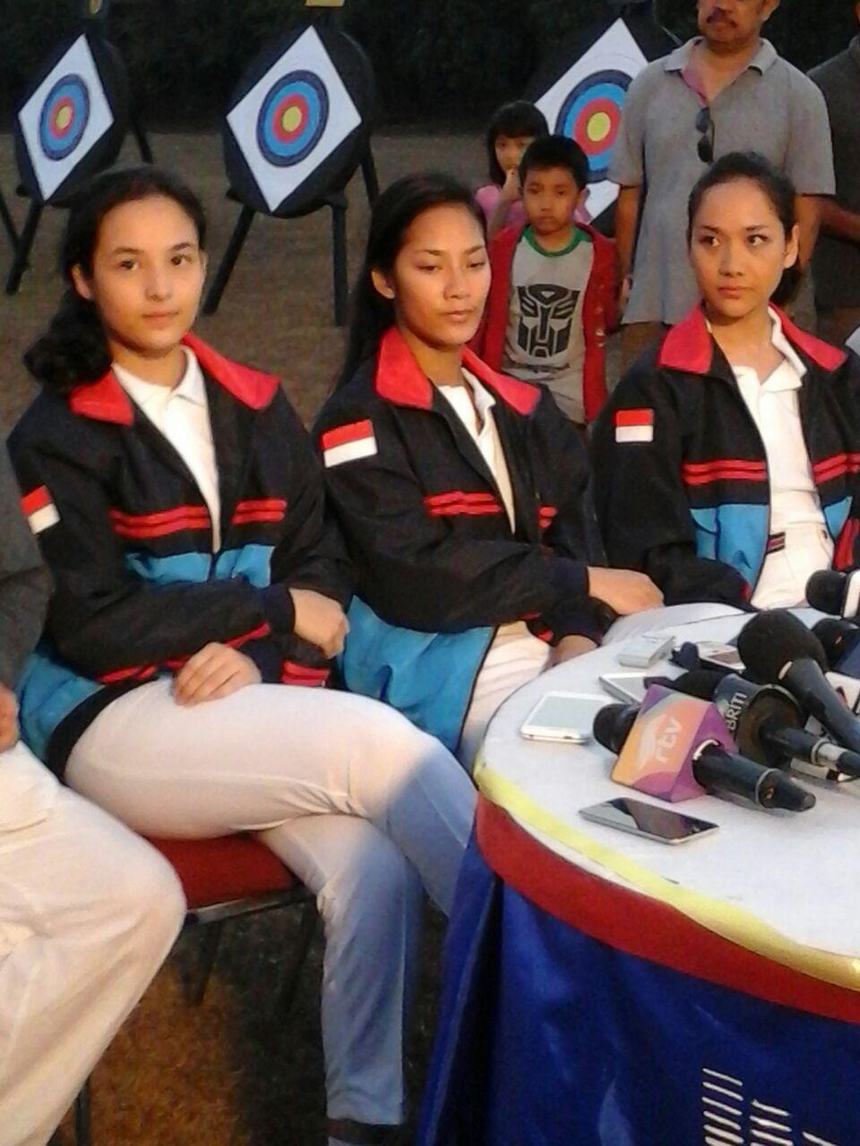 Artis sekaligus penyanyi, Bunga Citra Lestari (BCL), pamer punggung terbuka sembari melihat momen jelang sunset, hingga body moleknya dibilang bikin ABG minder.