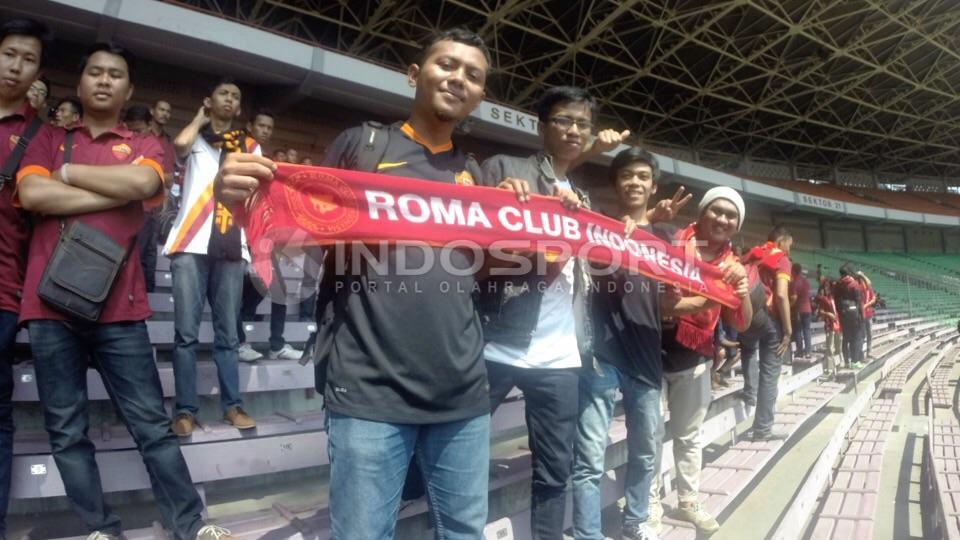 Pendukung AS Roma setia menunggu tim kesayangan mereka walau panas.