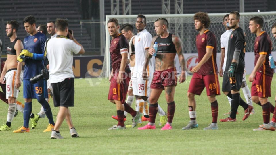 Para pemain AS Roma usai laga di Stadion Gelora Bung Karno. 