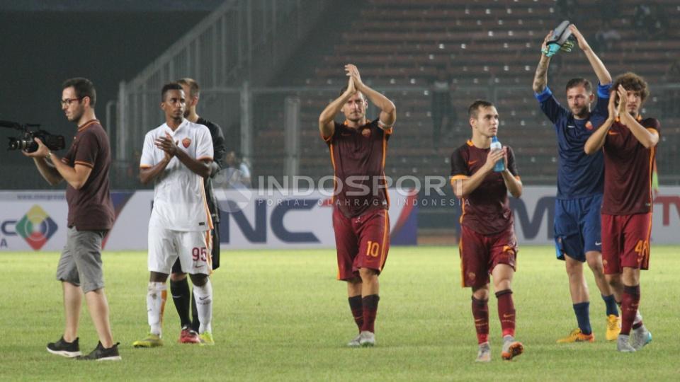 Ucapan terima kasih penggawa AS Roma ke fans di Stadion Gelora Bung Karno. 