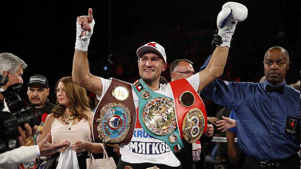 Duel tinju Canelo Alvarez vs Sergey Kovalev yang berlangsung hari ini, Minggu (03/11/19) bisa disaksikan melalui live streaming berikut ini. - INDOSPORT