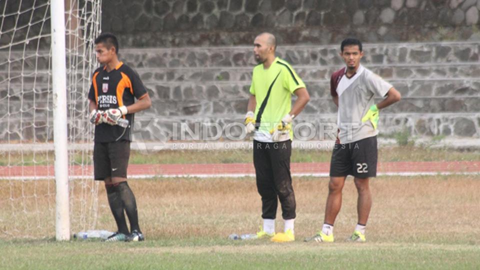 Mantan penjaga gawang Persija Jakarta, Muhammad Yasir (tengah).