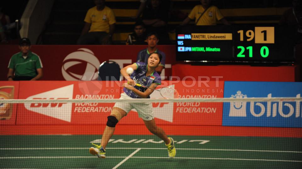 Lindaweni Fanetri sukses menjungkalkan wakil Jepang, Minatsu Mitani dalam pertarungan ketat tiga set, 19-21, 21-14, dan 21-11.