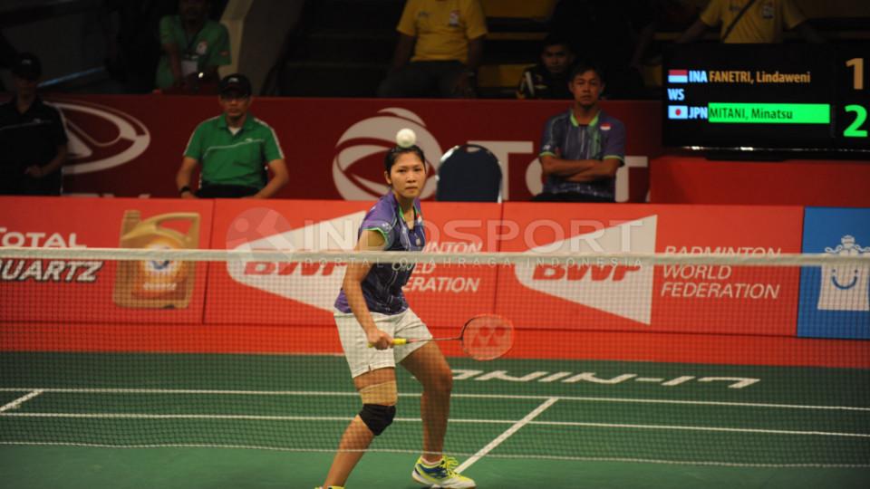 Lindaweni Fanetri sukses menjungkalkan wakil Jepang, Minatsu Mitani dalam pertarungan ketat tiga set, 19-21, 21-14, dan 21-11.