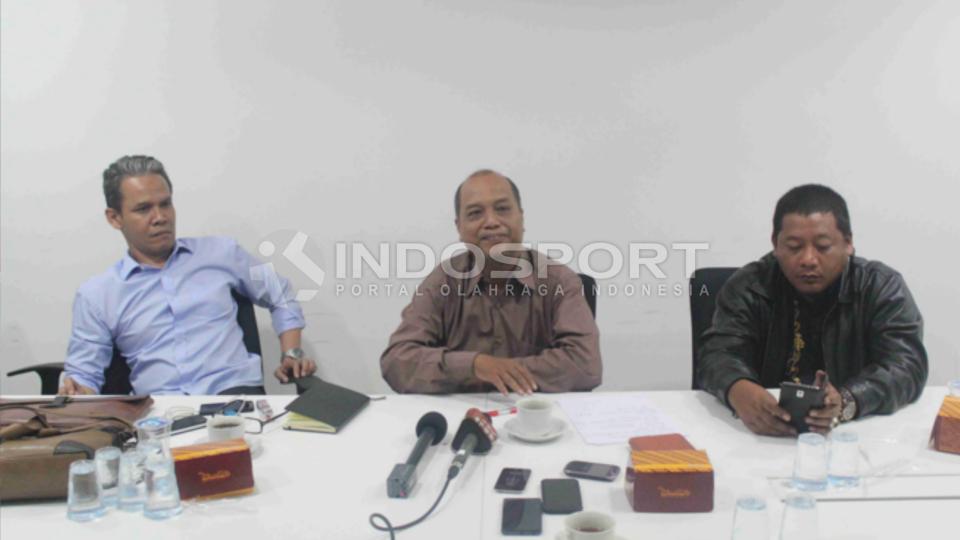 Ketua Komdis PSSI Ahmad Yulianto (tengah), didampingi anggota komdis Yusuf Ibrahim (kiri) saat jumpa pers usai sidang Komisi Disiplin di Kantor PSSI, Kamis (13/08/15). - INDOSPORT