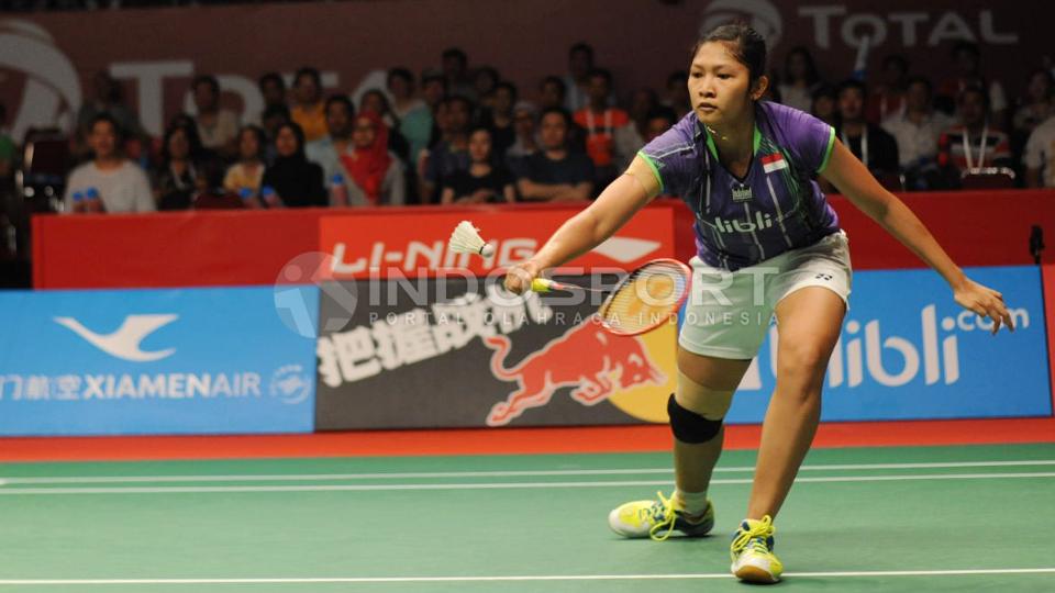 Lindaweni berusa mengembalikan kok hasil smash Sania Nehwal.