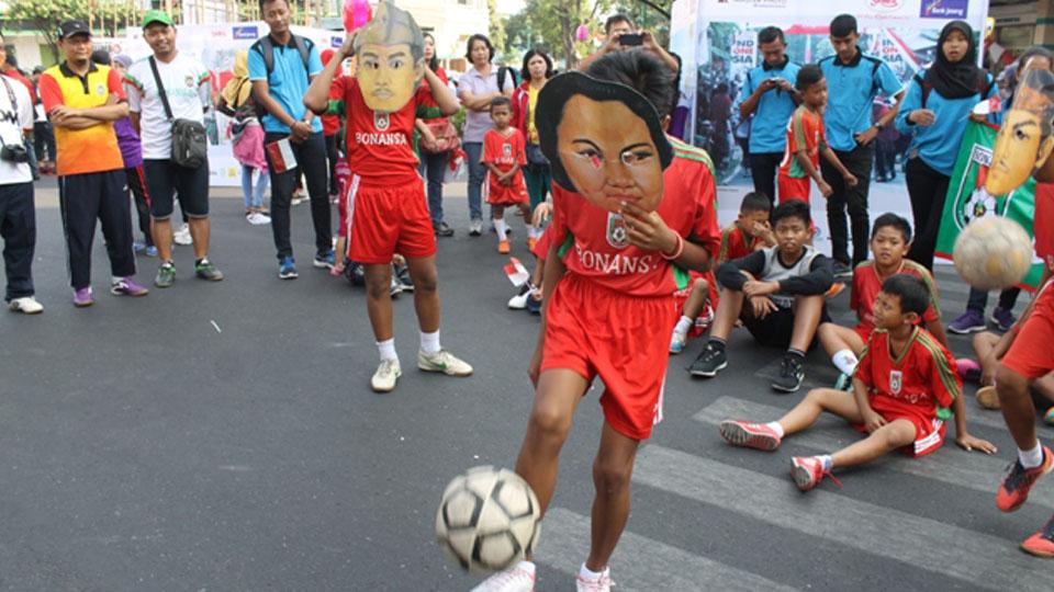 Ilustrasi orang juggling bola.
