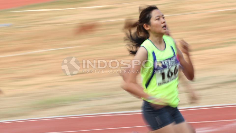 Pelari Jawa Barat, Abigail Dwi Setia, memenangkan lomba di nomor 1.500 meter Putri pada Kejuaran Nasional Atletik 2015 di Stadion Rawamangun, Rabu (02/09/15).