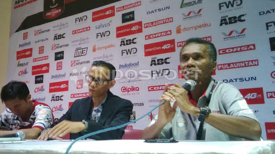 Pelatih Martapura FC, Frans Sinatra Huwae (kanan).