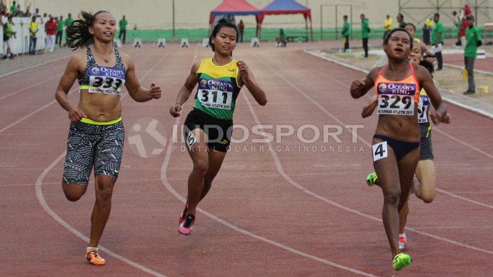Serafi Anelis (kanan) menjuarai 100 meter putri.