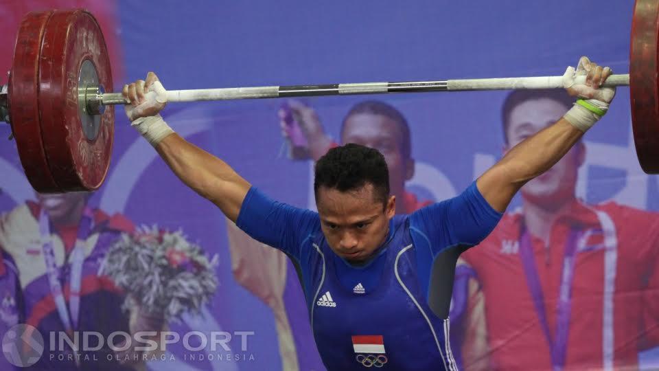 Lifter atau atlet angkat besi putra Indonesia, Triyatno berhasil melakukan angkatan pada seleksi jelang Olimpiade Rio de Janeiro 2016. Copyright: Herry Ibrahim/Indosport