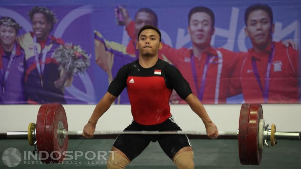 Lifter atau atlet angkat besi putra Indonesia, Eko Yuli melakukan angkatan pada seleksi jelang Olimpiade Rio de Janeiro 2016. Copyright: Herry Ibrahim/Indosport