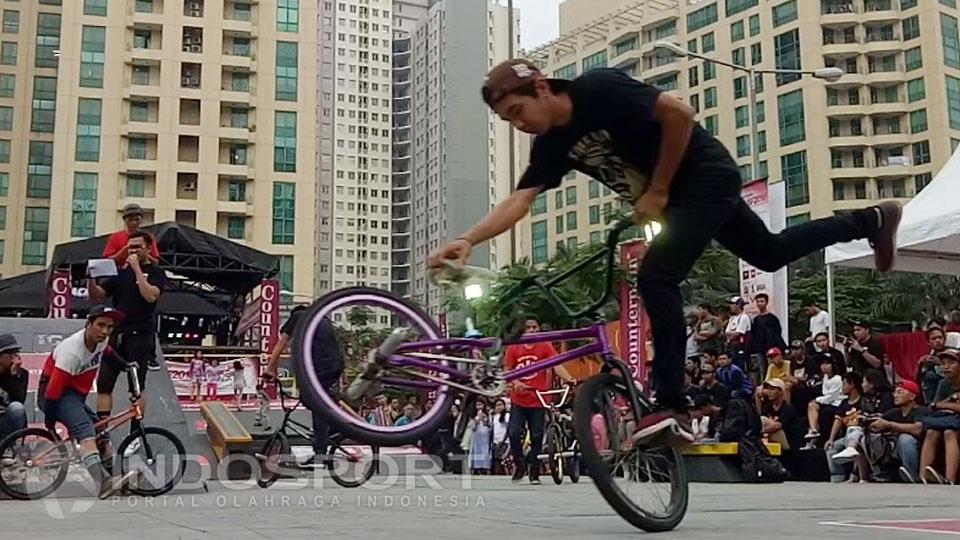 Finalis BMX kategori flatland unjuk kemampuan sebelum bertanding. Trik-trik yang ia peragakan mengundang decak kagum dari para penonton. Copyright: May Rahmadi/INDOSPORT