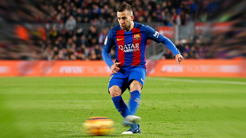 Jordi Alba mengontrol bola pada laga saat melawan Legane. Copyright: Urbanandsport/NurPhoto via Getty Images